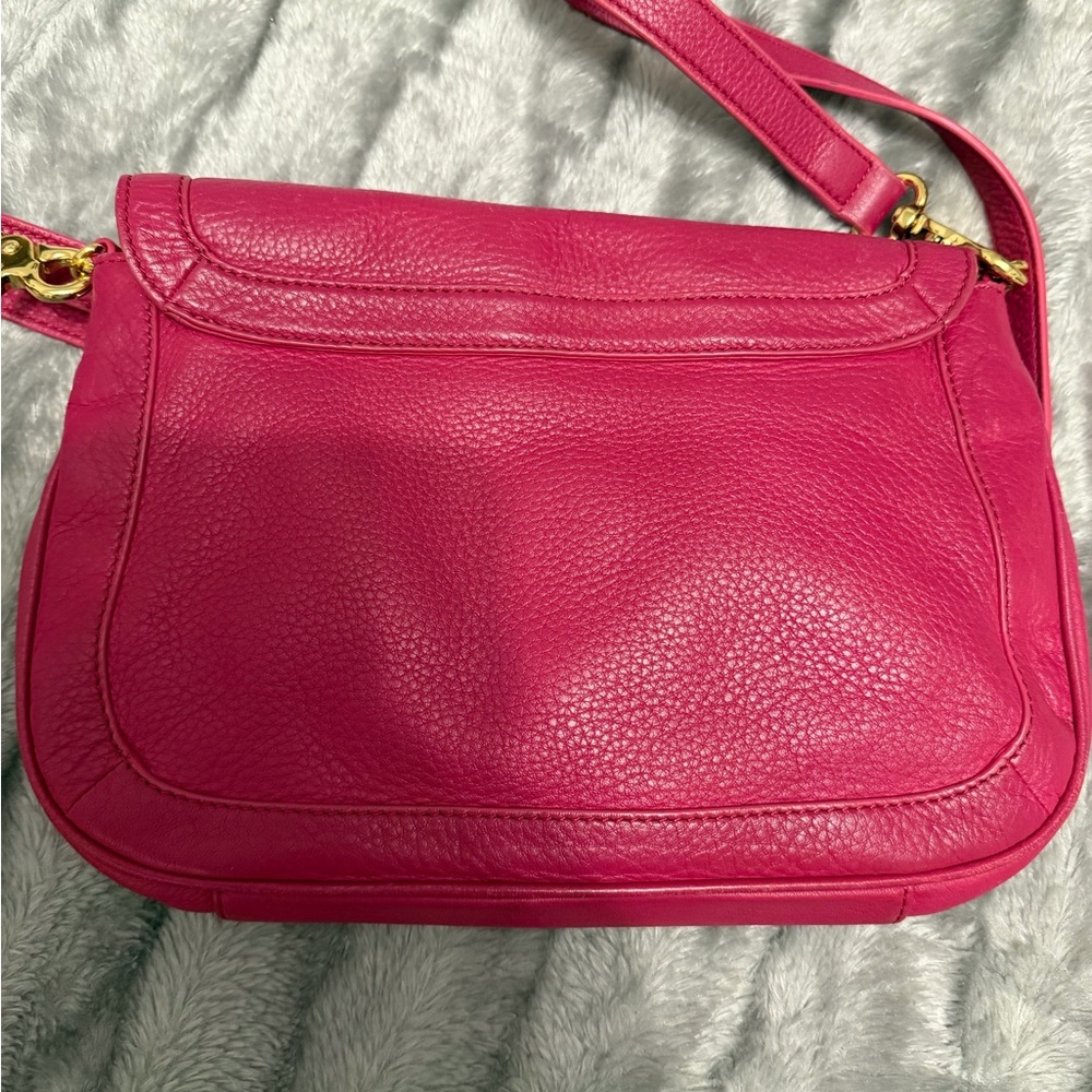Tory Burch Amanda Pebbled Leather Crossbody in Berry Pink with Gold Hardware - Picture 4 of 11